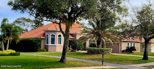 view of front of house featuring a garage and a front yard