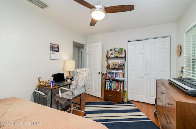 bedroom featuring ceiling fan, light hardwood / wood-style floors, and a closet