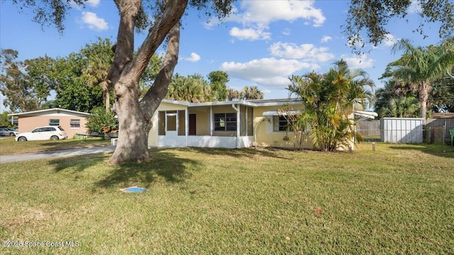 ranch-style house featuring a front yard