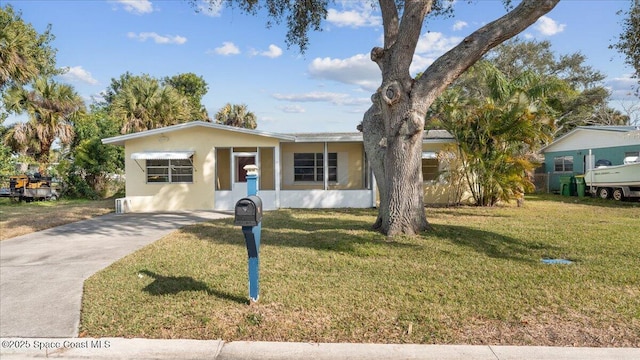 view of front of home featuring a front lawn