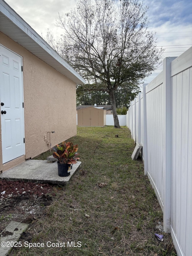 view of yard featuring a shed