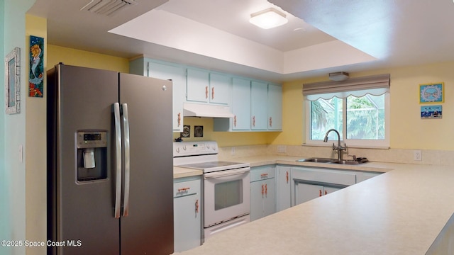 kitchen with stainless steel refrigerator with ice dispenser, sink, a tray ceiling, white electric stove, and kitchen peninsula