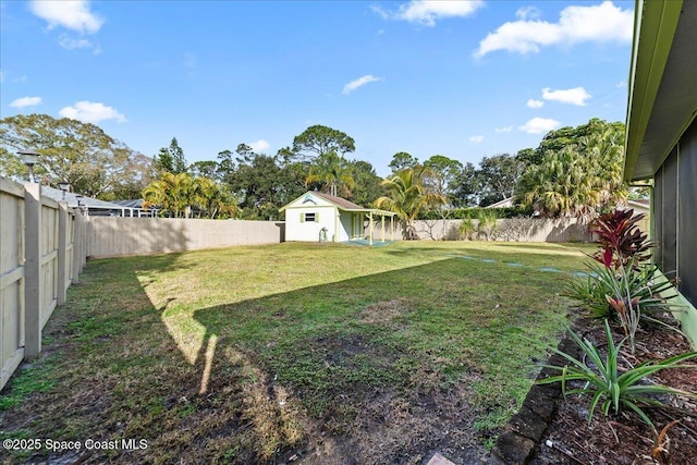 view of yard with an outbuilding