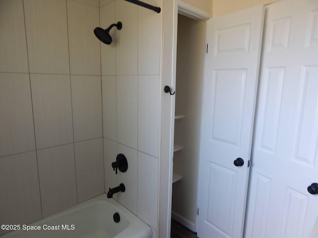 bathroom featuring tiled shower / bath combo