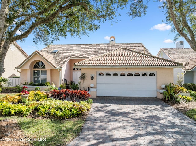 view of front facade featuring a garage