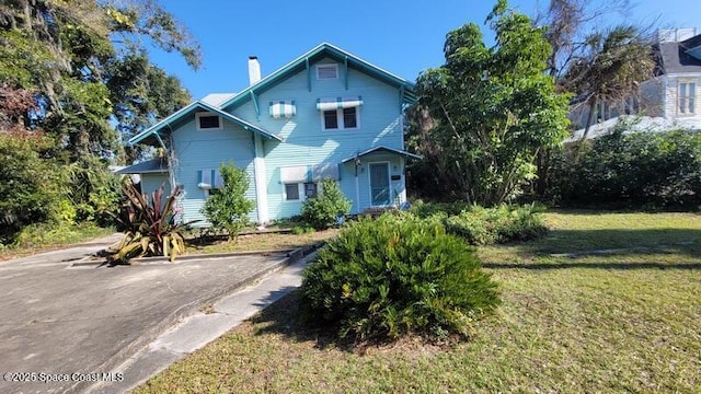 view of front of house with a front lawn