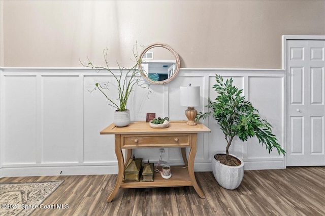 interior details with hardwood / wood-style floors