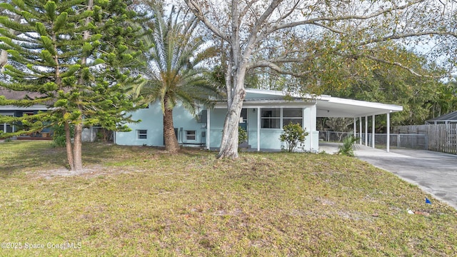 view of front facade featuring a front yard and a carport