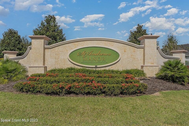 community sign with a yard