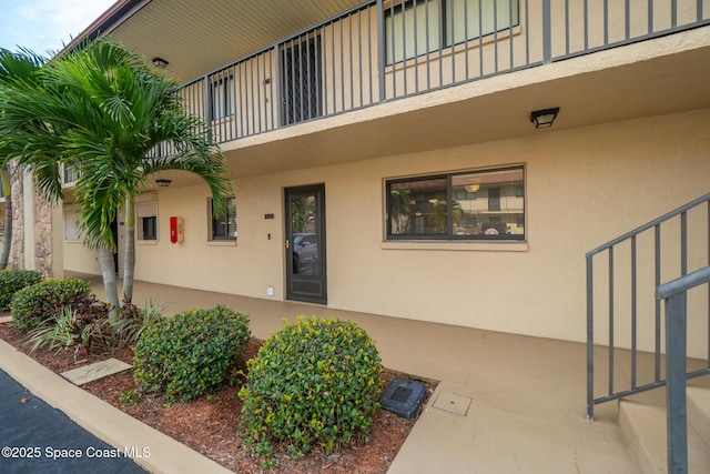 entrance to property featuring a balcony