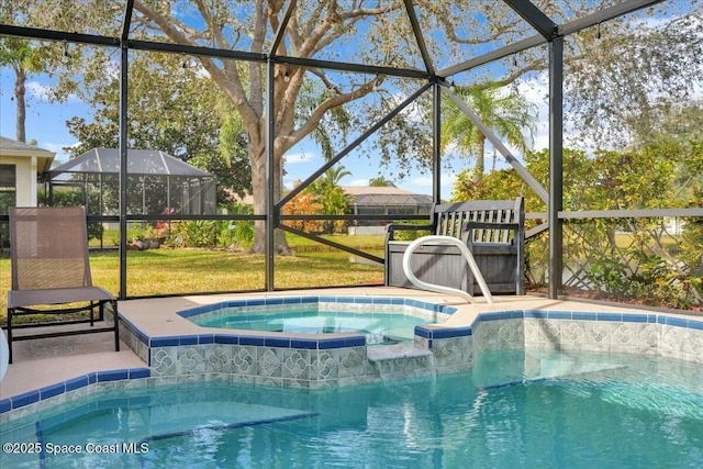 view of pool featuring an in ground hot tub, a lanai, and a lawn