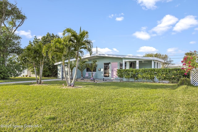 view of front of home featuring a front lawn