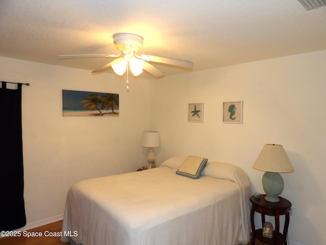 bedroom with ceiling fan