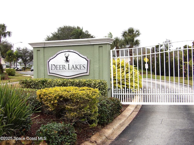 community / neighborhood sign featuring a gate