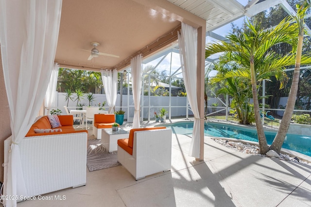 sunroom featuring ceiling fan