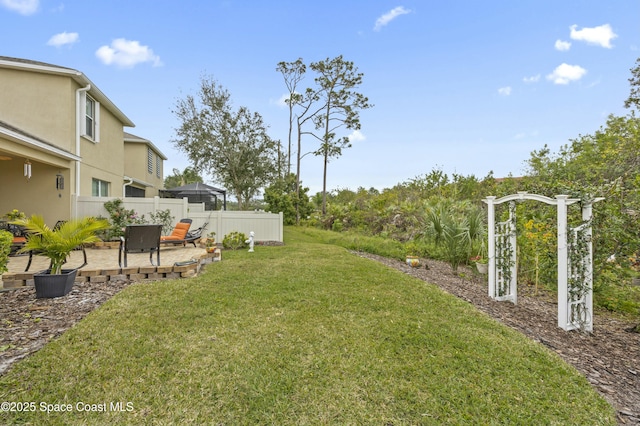 view of yard featuring a patio