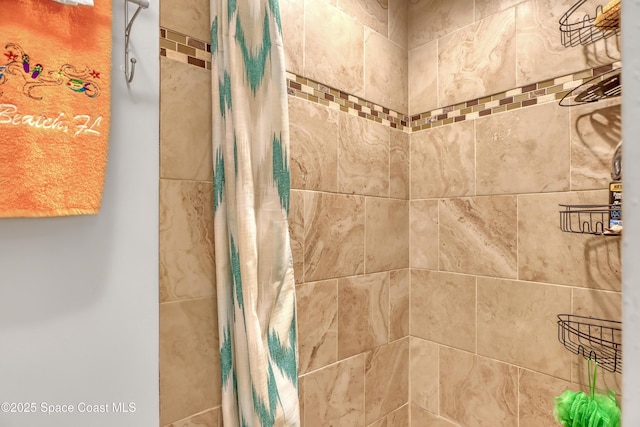 details with a shower with shower curtain