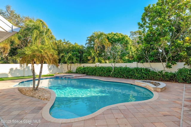 view of pool with an in ground hot tub and a patio area