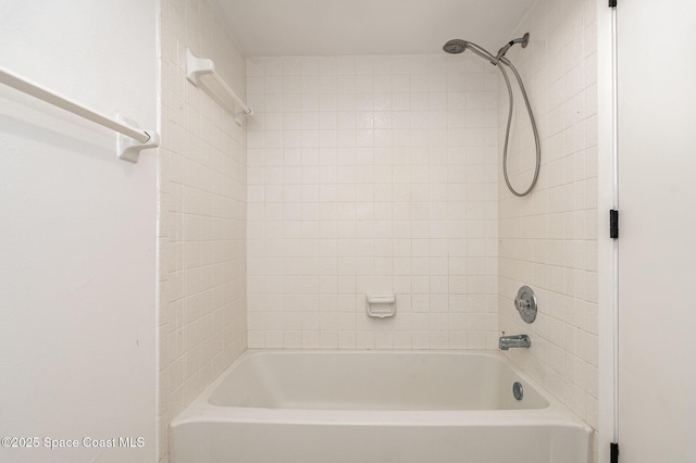 bathroom featuring tiled shower / bath