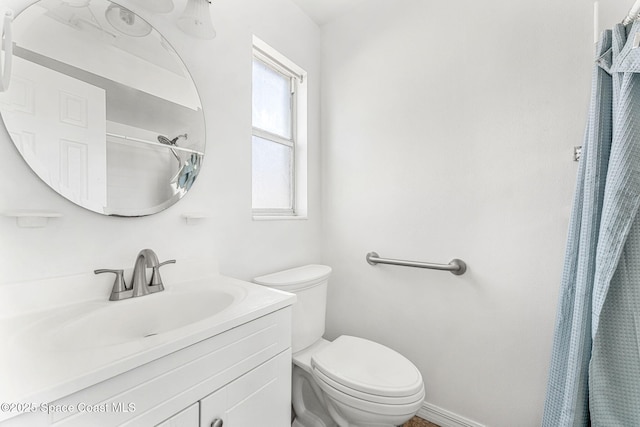 bathroom featuring a shower with curtain, vanity, and toilet