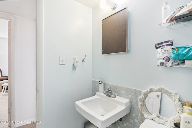 bathroom featuring sink