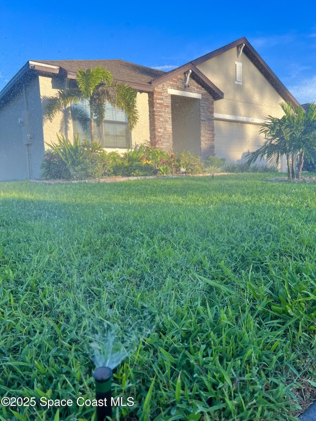 ranch-style house featuring a front yard