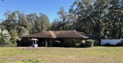 view of front facade featuring a front yard