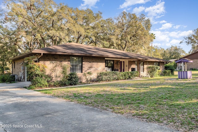 ranch-style home with a front yard