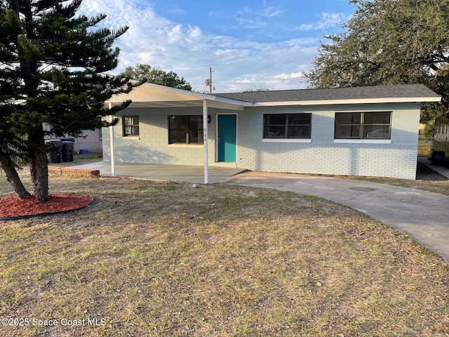 single story home featuring a front yard