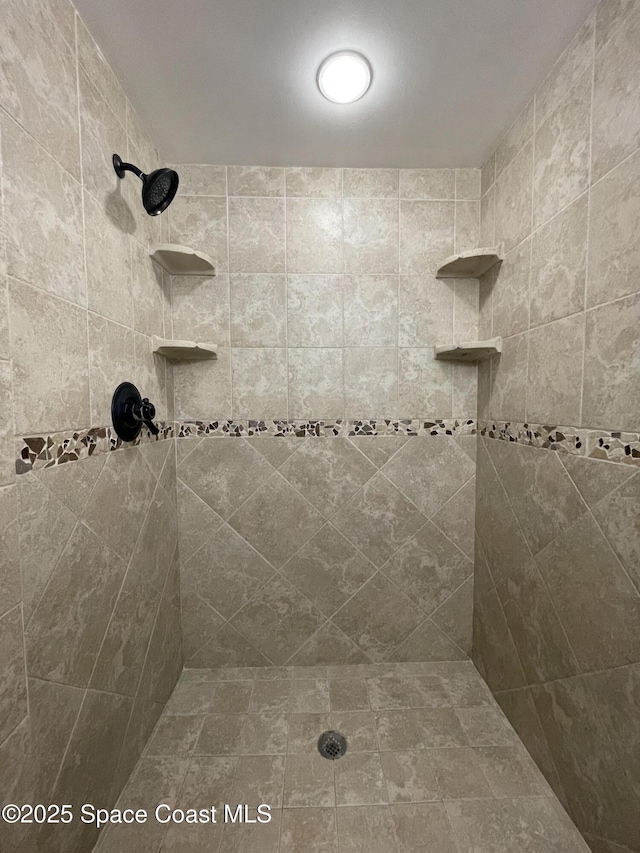 bathroom featuring tiled shower