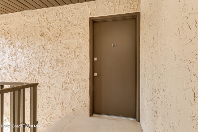 property entrance featuring a balcony