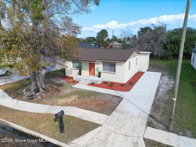 view of front of home with a front lawn