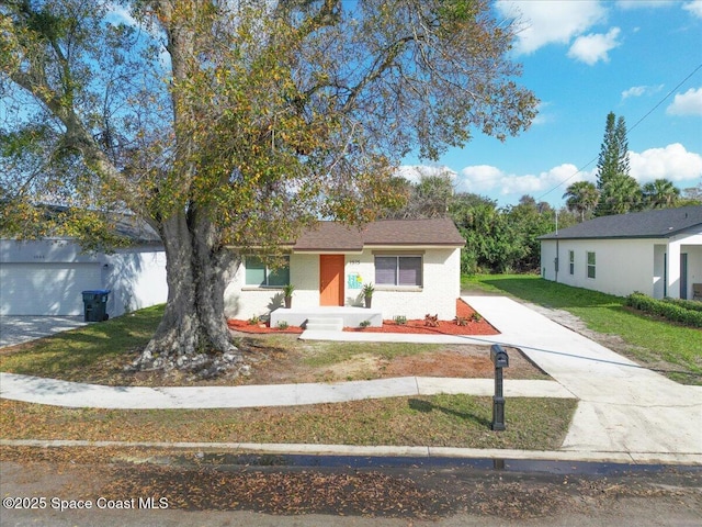 view of front of house featuring a front yard and a garage