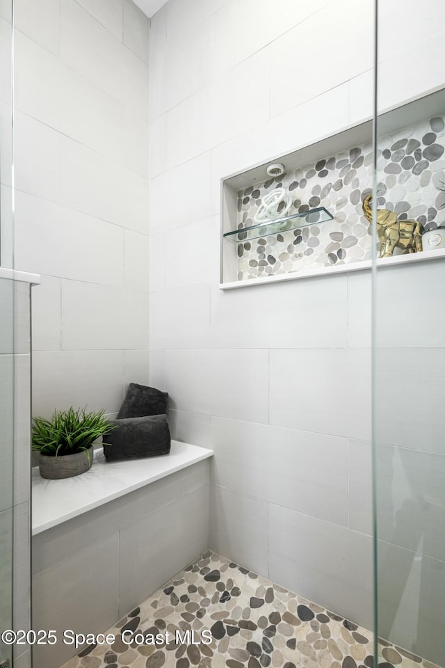 bathroom featuring a tile shower