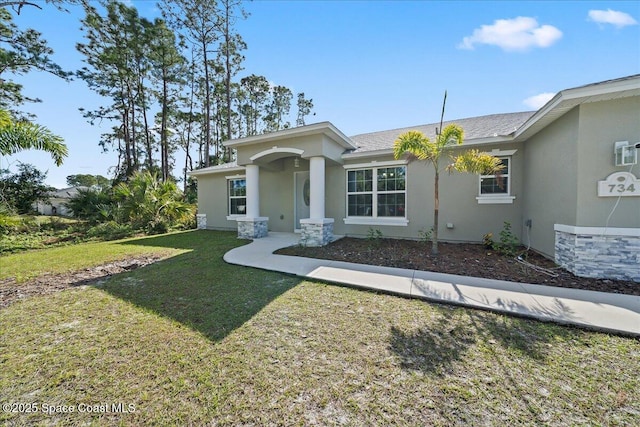 view of front facade featuring a front lawn