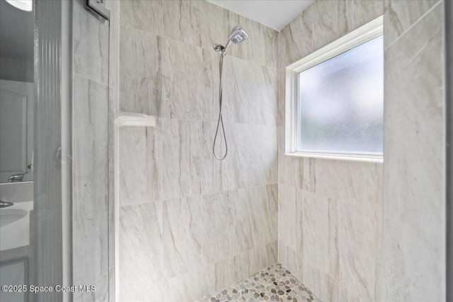 bathroom featuring a tile shower