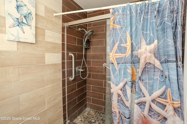 bathroom featuring a shower with shower curtain