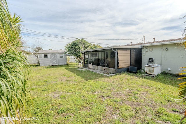 view of yard featuring a storage shed