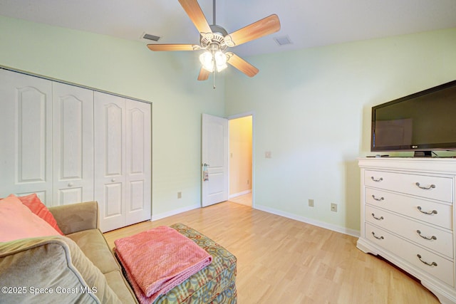 living area featuring lofted ceiling, light hardwood / wood-style floors, and ceiling fan