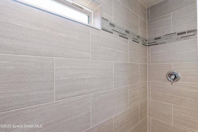 room details featuring a tile shower