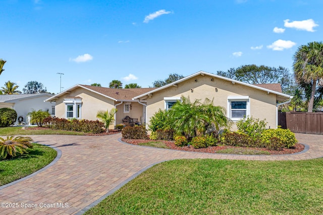 view of front of property featuring a front yard