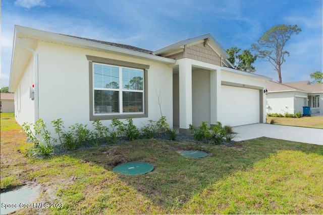 view of front facade featuring a garage and a front yard