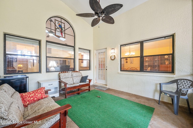 sunroom with ceiling fan