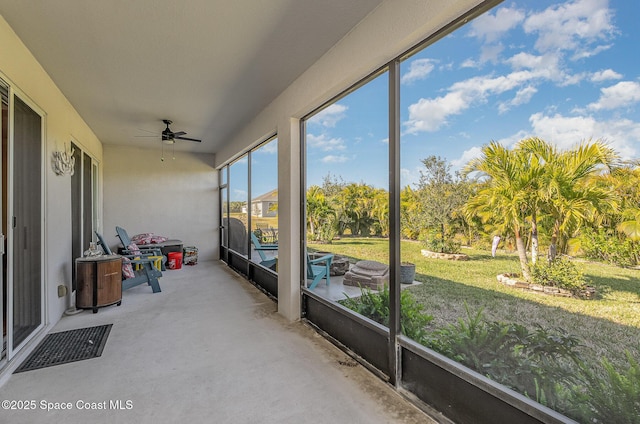 sunroom with ceiling fan