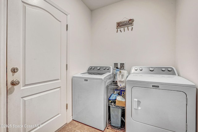 laundry area featuring light tile patterned floors and independent washer and dryer