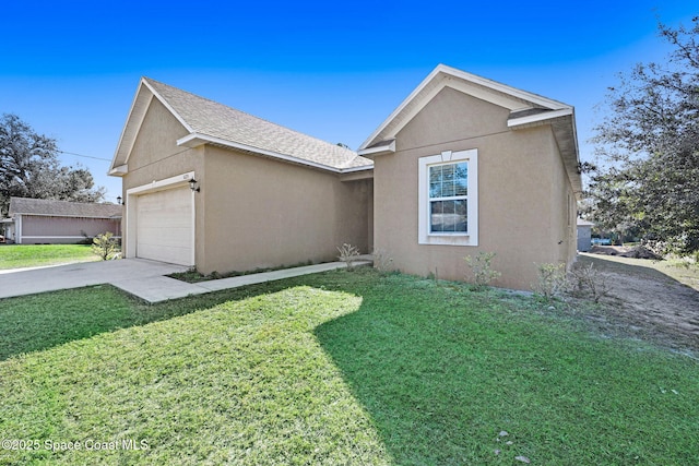 view of front facade featuring a garage and a front yard