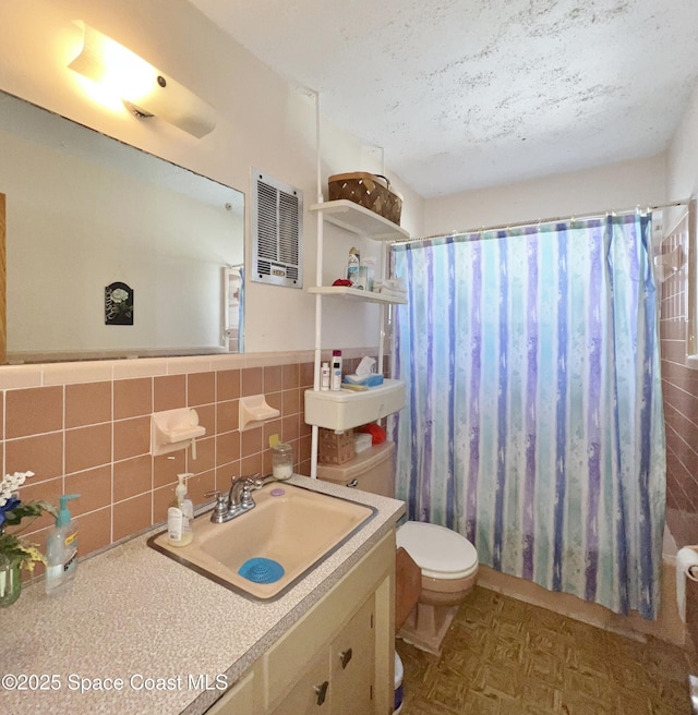 full bathroom with shower / bath combination with curtain, vanity, toilet, and tile walls