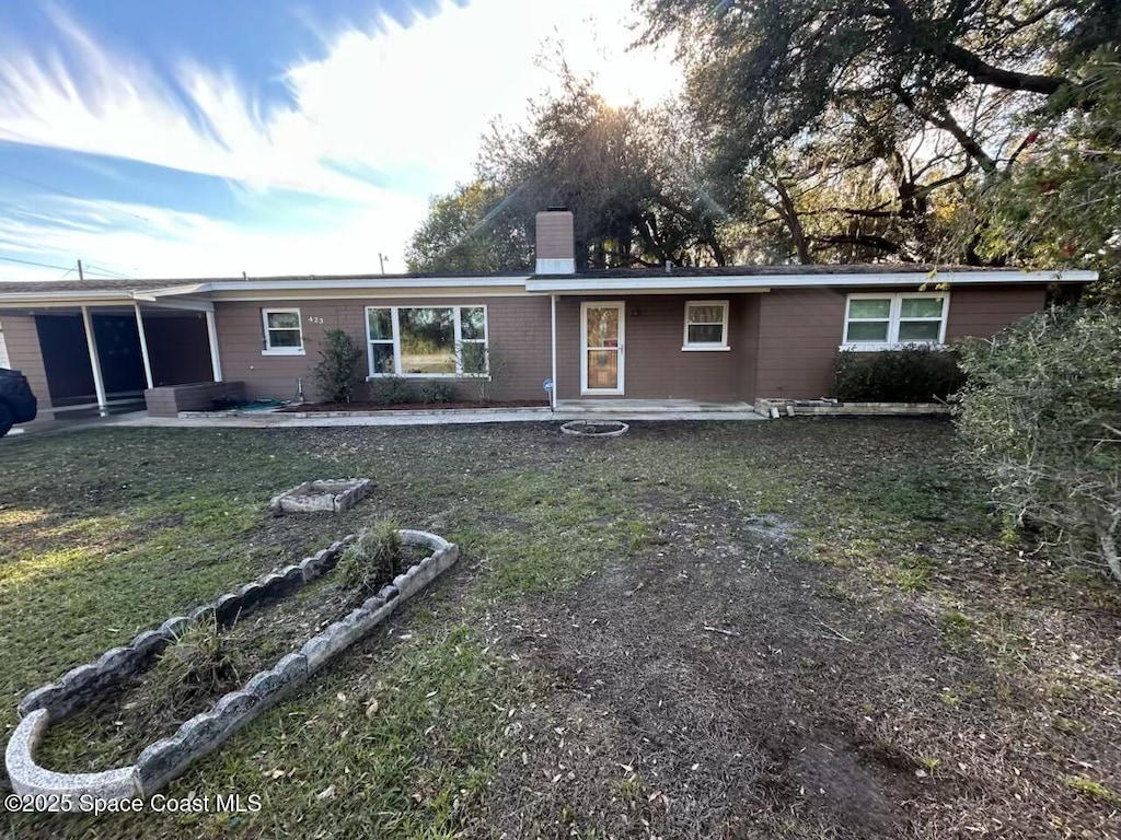 view of front of property featuring a front yard and a patio