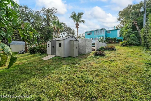 view of yard featuring a shed