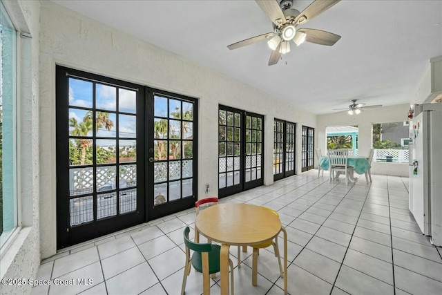 sunroom / solarium with ceiling fan